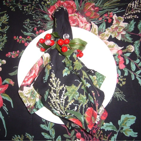 Merry Black Round Tablecloth- 70” Round + 8 Napkins new - Picture 5 of 8